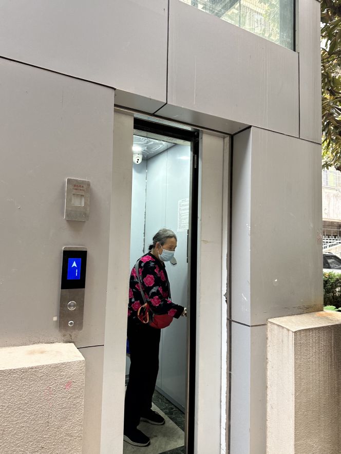 省委*党**校生活区11部共享电梯烂尾近4年又危险又不美观