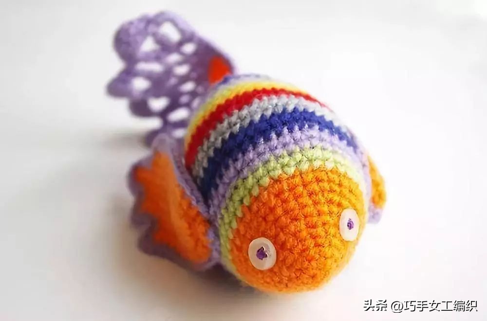 她只用零线就把鱼钩出了百变的花样，还超实用，真是太聪明了！