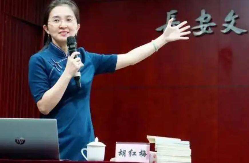 美女校长胡红梅堕落记：凭美貌走上巅峰，成“文字小偷”跌下神坛