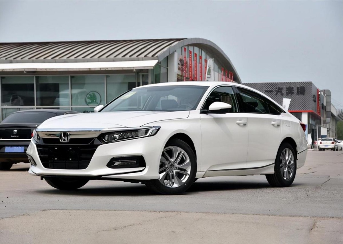 帕萨特对比雅阁哪个更值得买,b级车对决