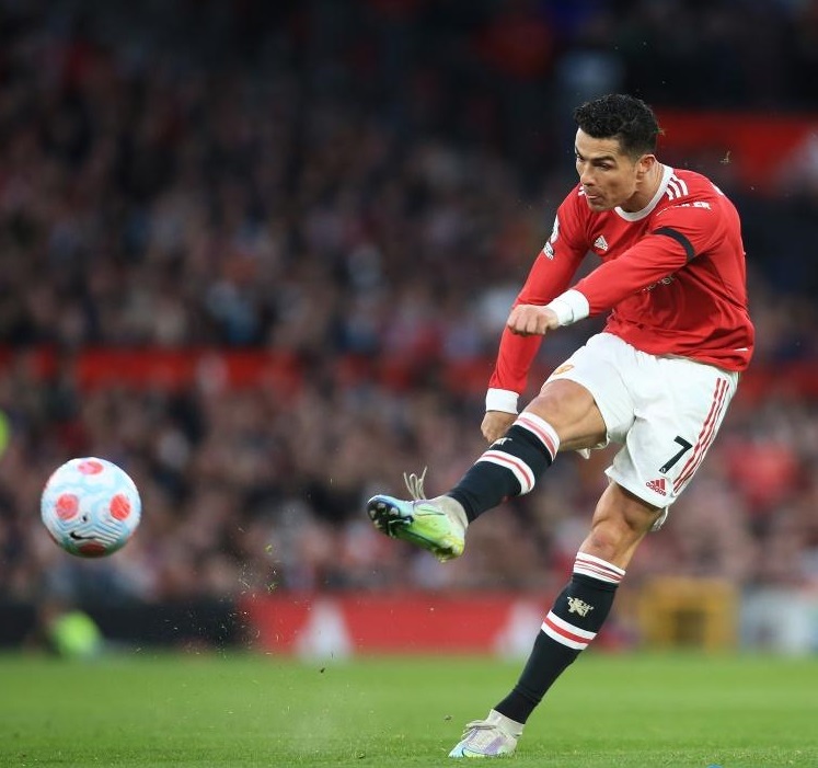 37岁的c罗禁区内晃倒对手,活久见点球踢11轮