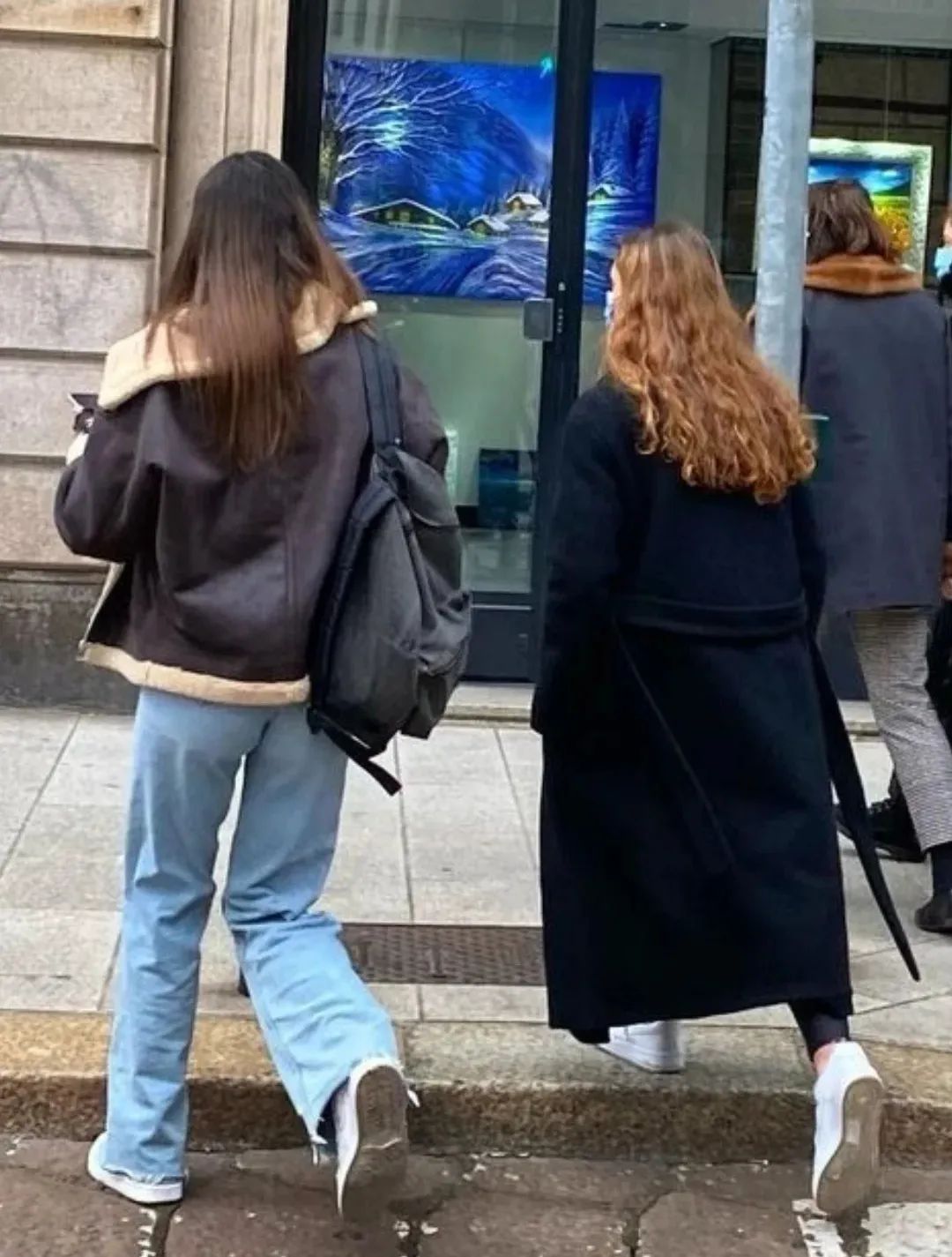 “穿越”到欧洲街头，我发现时髦的普通人们其实在穿这三双鞋子！