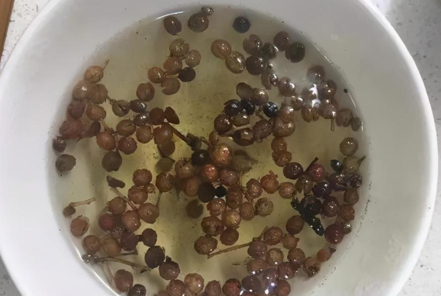 床底放把花椒能起到什么效果,有钱人床底放花椒好吗