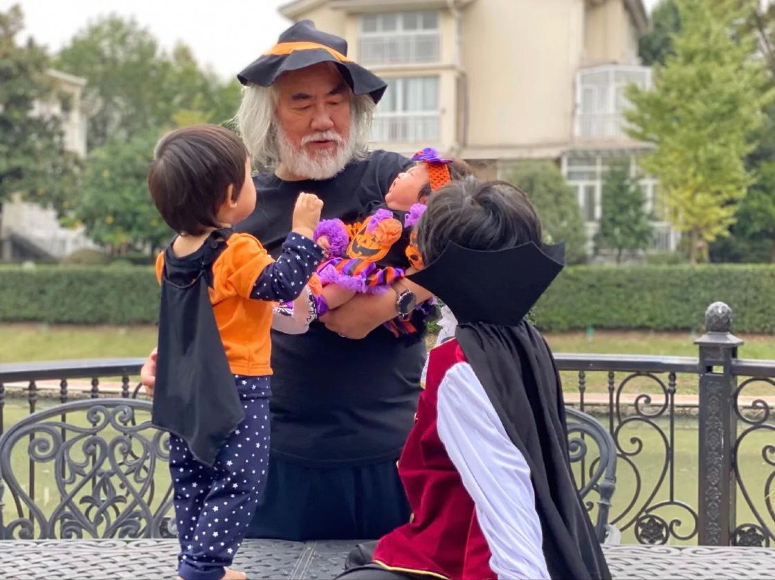 娱乐圈父女恋靠谱吗？张纪中护妻，张艺谋交罚款，钢琴家81岁当爸