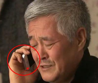 洒枸杞假装喷血、演尸体玩手机，这些穿帮镜头好敷衍，个个离谱