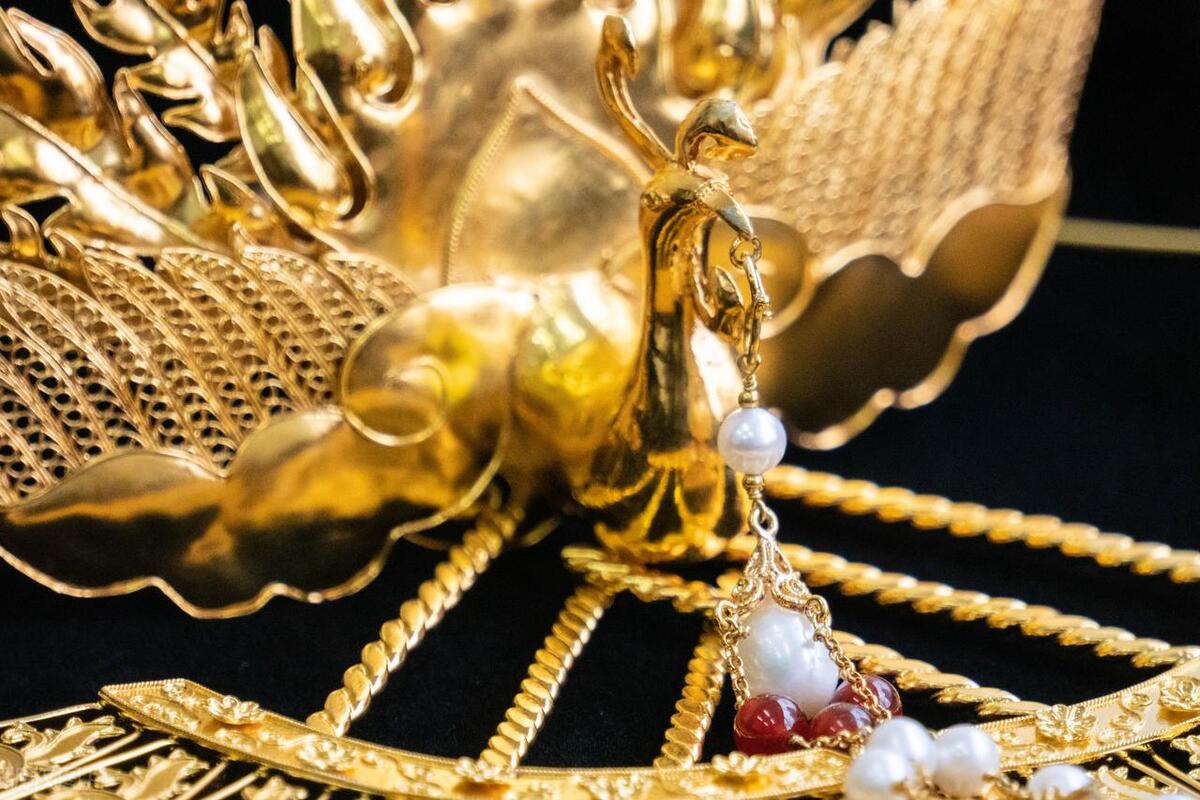 凤凰逐日的寓意和象征,飞翔的凤凰寓意