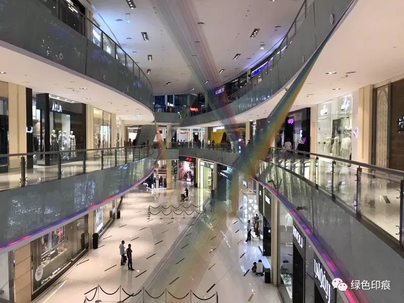 在迪拜最大购物中心尽情享受购物 (去逛迪拜的购物中心)