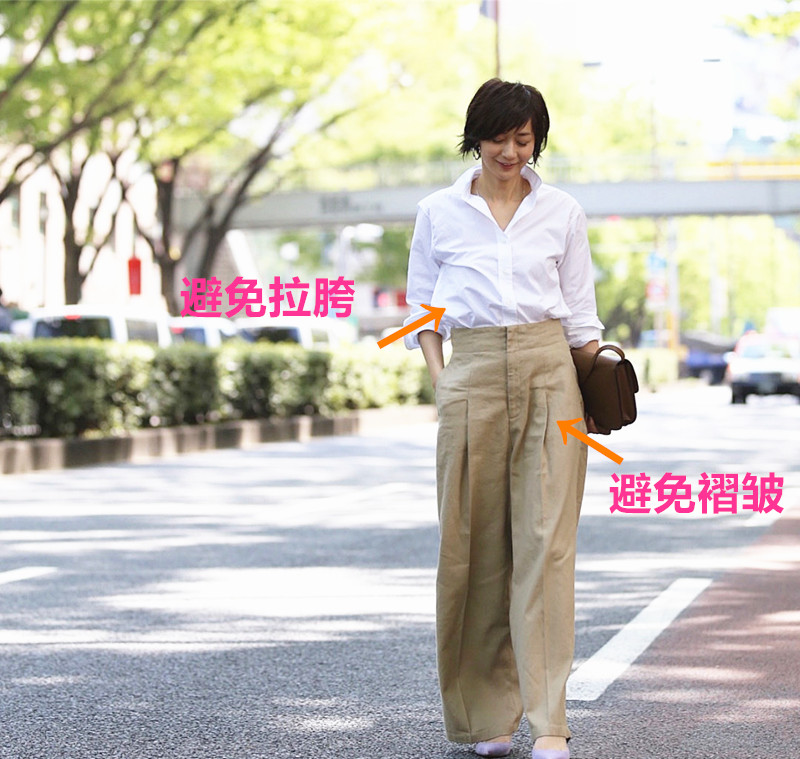 浅卡其色牛仔裤搭配夏天,高级感白色短袖搭配牛仔裤