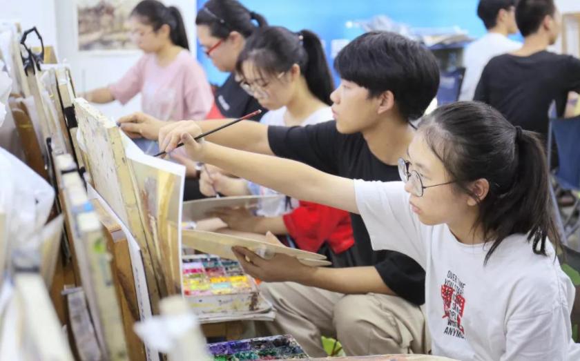 艺术生迎来“寒冬”，56所学校撤销73个艺术专业，艺术生何去何从