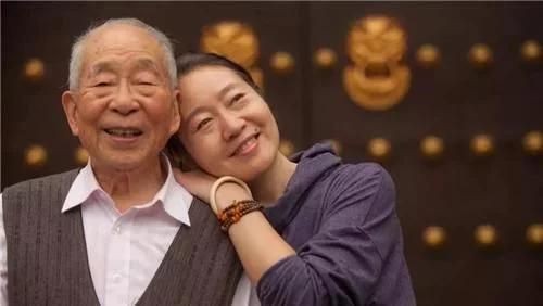 弃婴考上博士亲父母带五十万认亲,湖北夫妻捡到弃婴24年博士归来