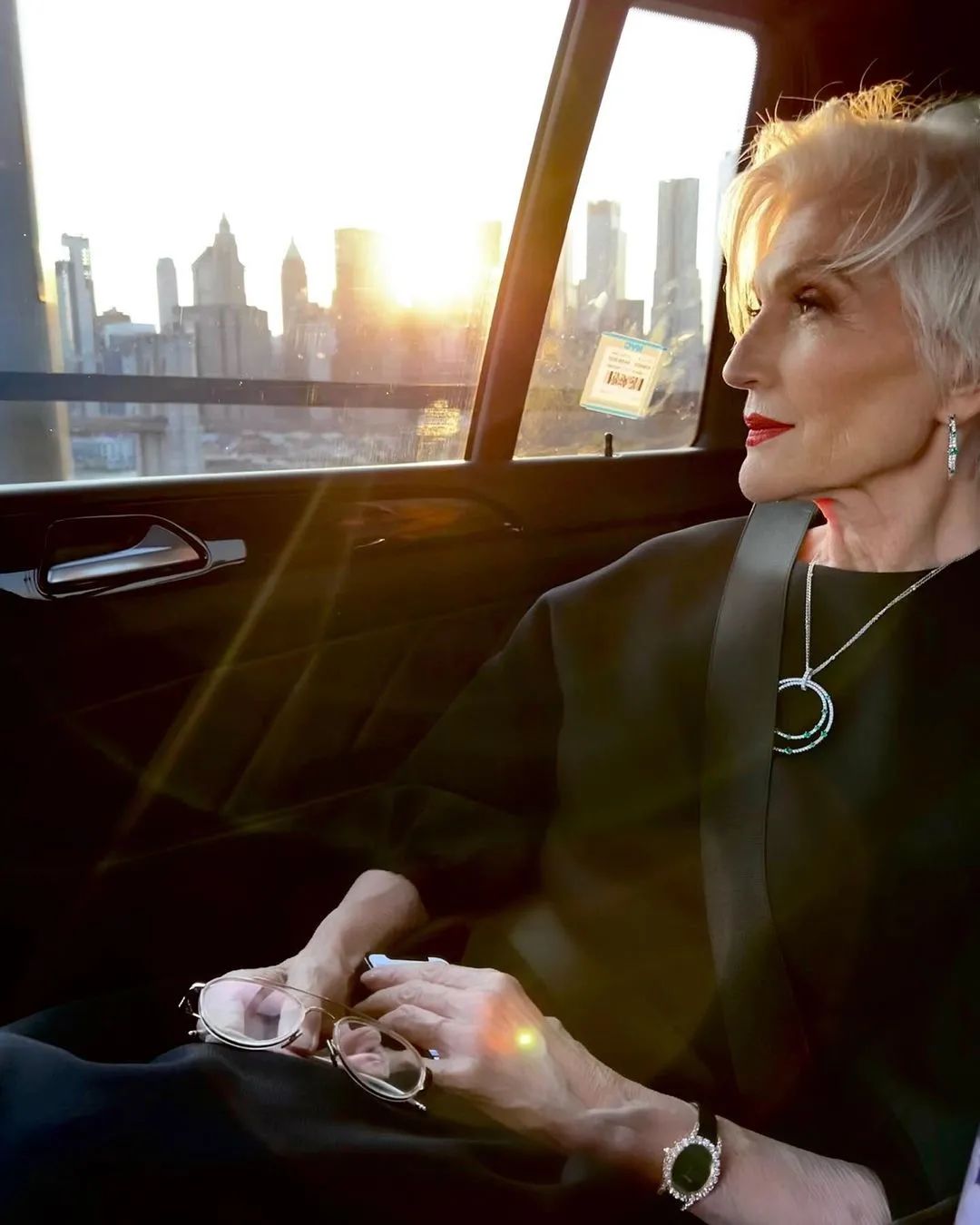 74岁马斯克妈妈来中国,穿国货超惊艳!为什么她越老越飒?