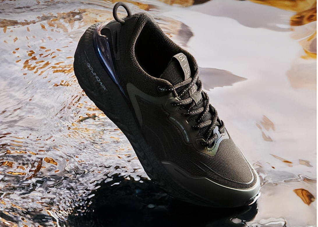 纯黑色跑鞋推荐前十名,入门级纯黑跑鞋推荐