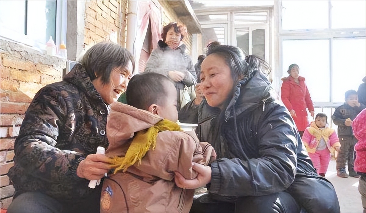 收养118个爱心妈妈为什么判刑,收养118个弃婴的妈妈被判刑