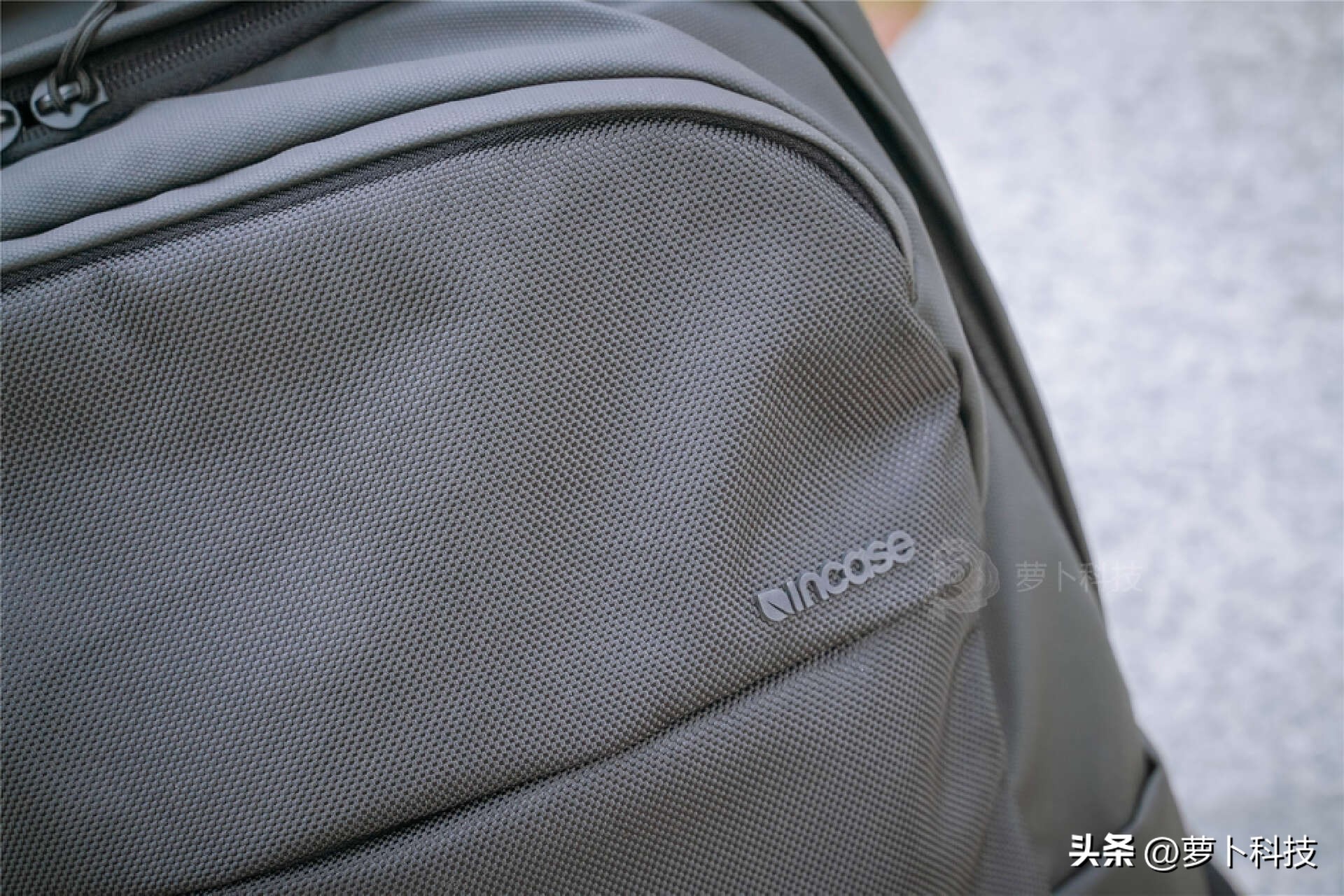 笔记本360°环绕保护,好看又能装,苹果合作品牌INCASE背包评测