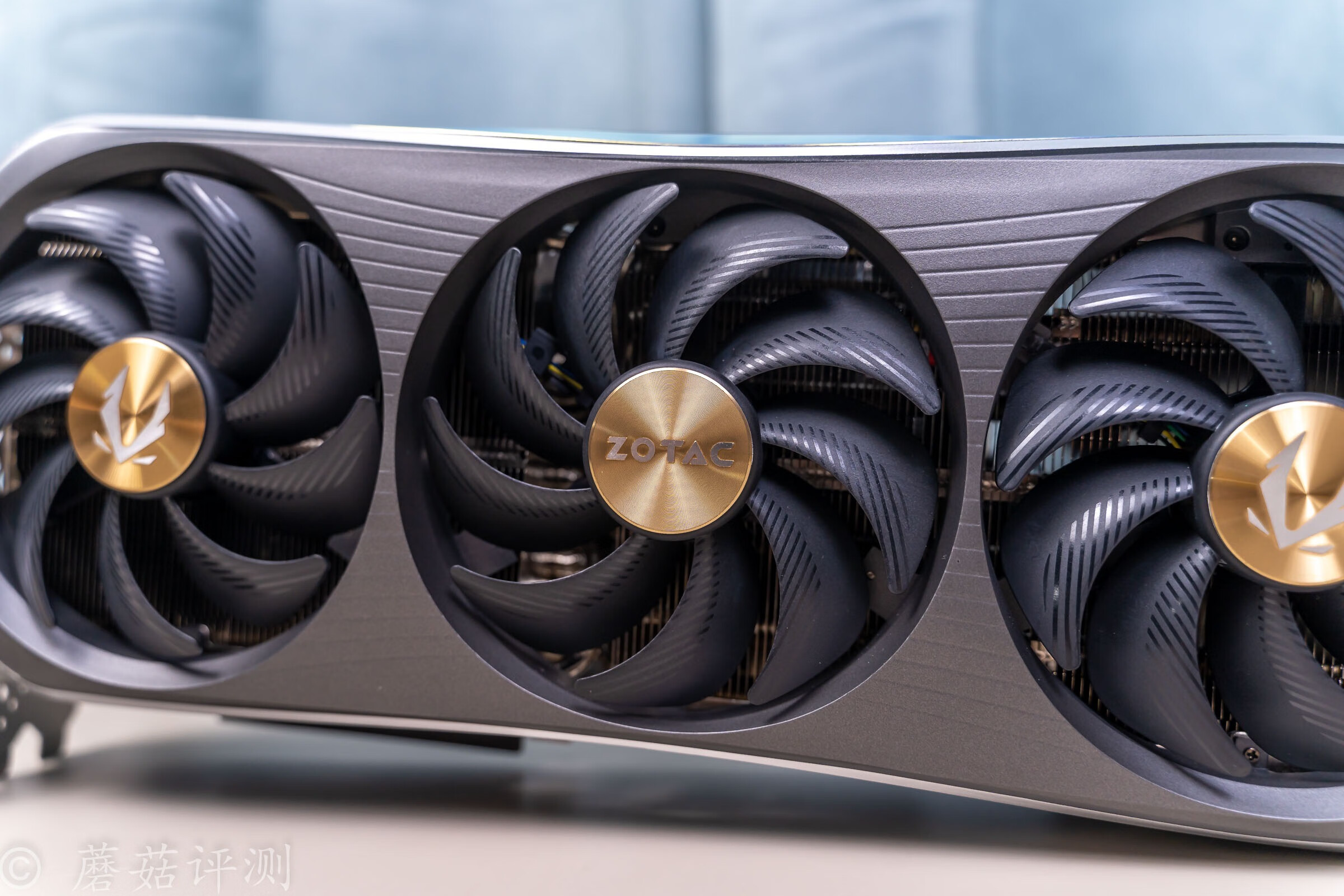 外观精致，散热优秀，适合干活，索泰RTX4090AMP显卡评测