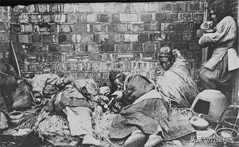 1900年，北京富户人家，服饰臃肿华美，精神状态很佳