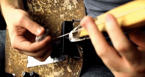 有多少老外买铁锹回家是为了当吉他弹？