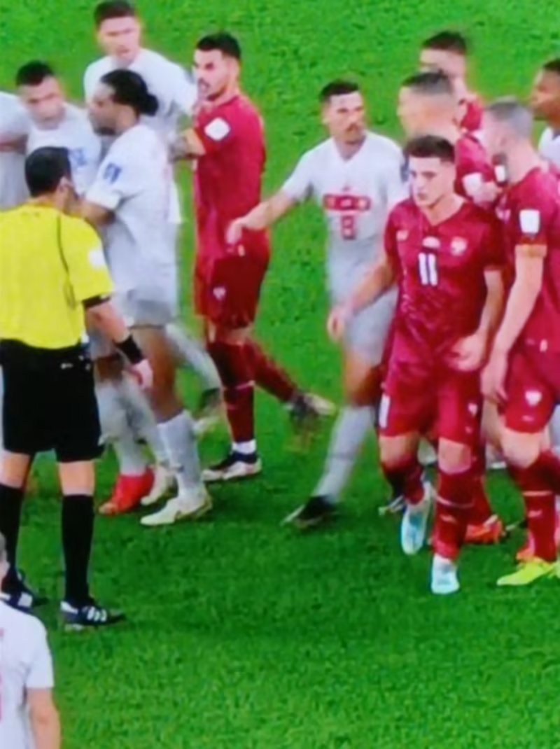 16场黄牌四张红牌的一场比赛,4张红牌16张黄牌哪场比赛