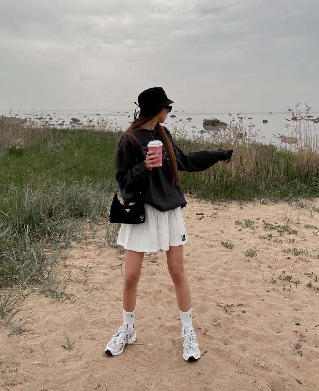 黑色卫衣如何内搭,黑色卫衣搭什么裤子好看