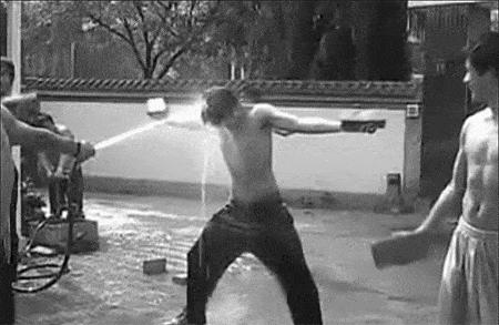 代言螺蛳粉的男星,卖螺蛳粉网红男扮女装好几个人