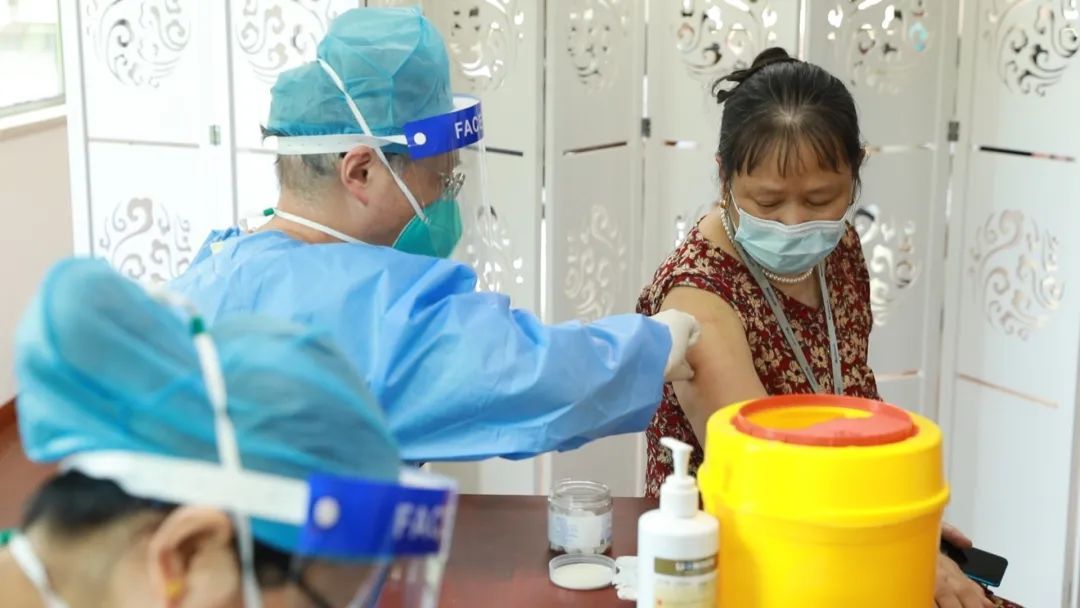 65岁以上老年人建议接种什么疫苗,送苗上门疫苗接种走进养老院