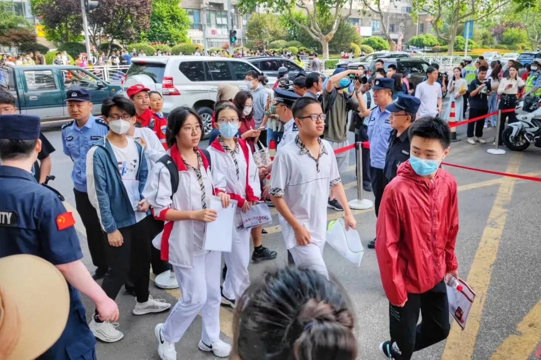 刚刚，青岛5万多勇士霸气走进战场！少年，此去何求？夺盛名、拔头筹、争魁首、独占鳌头！