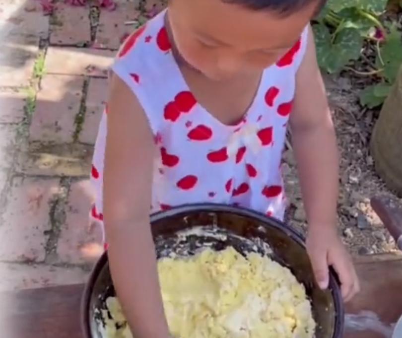 有趣3岁小男孩痴迷做花式面点,花式包子儿童