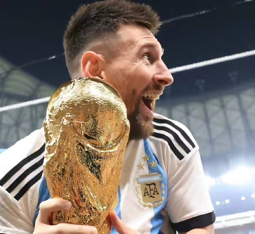 梅西捧杯为什么放的是鸿雁,梅西决赛后身穿三星球衣庆祝