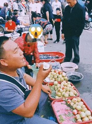 “旁边女生裤兜里的东西要掉了，该怎么提醒她呢？”哈哈哈哈哈