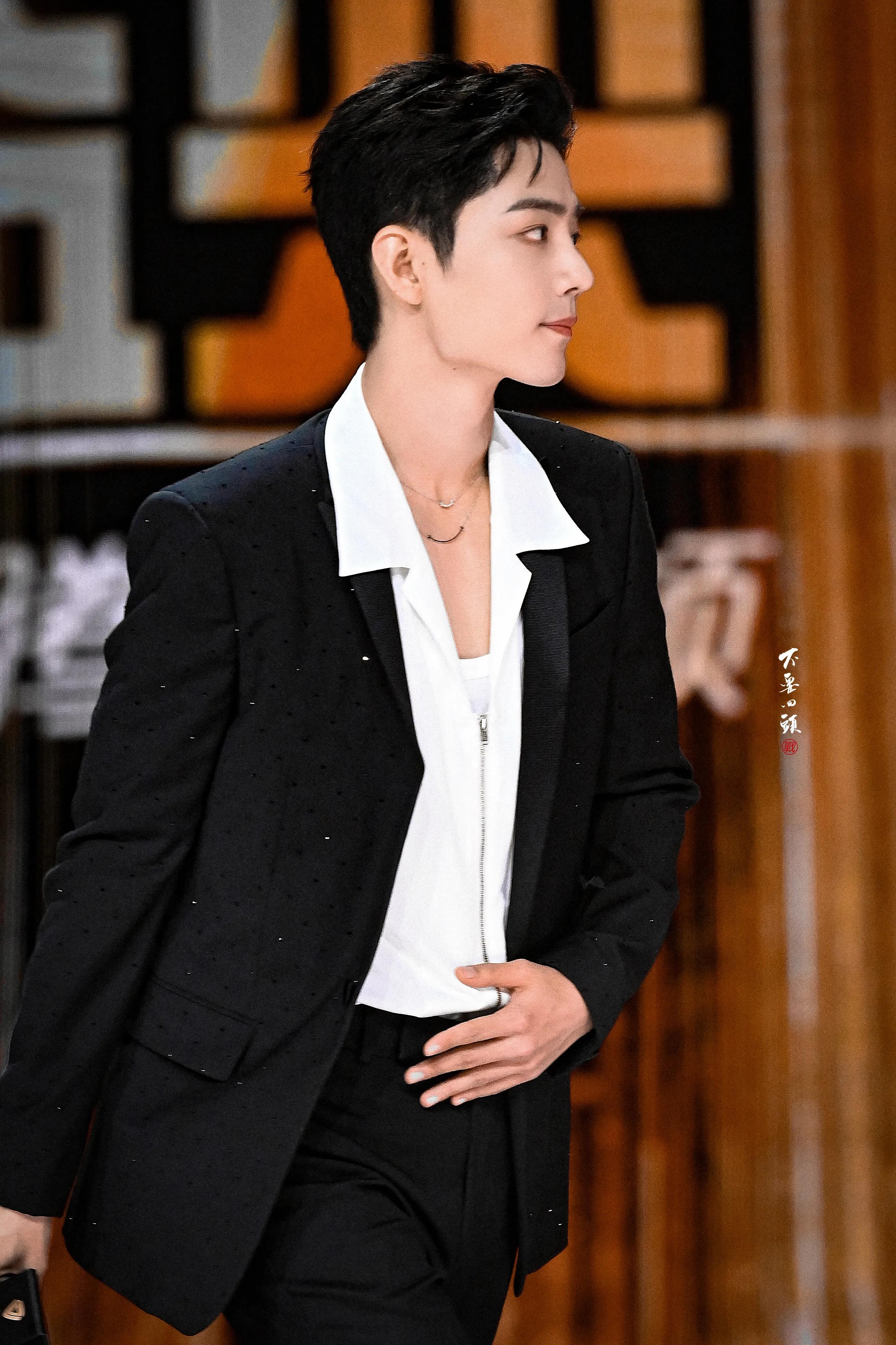 肖战近期活动造型,肖战微博之夜两套造型