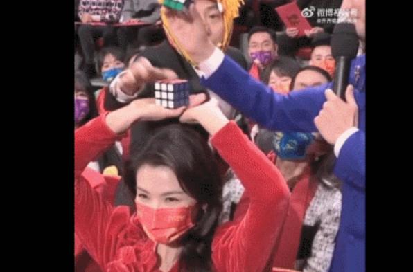 贾玲沈腾本色出演张小斐,贾玲张小斐2020微博之夜红毯视频