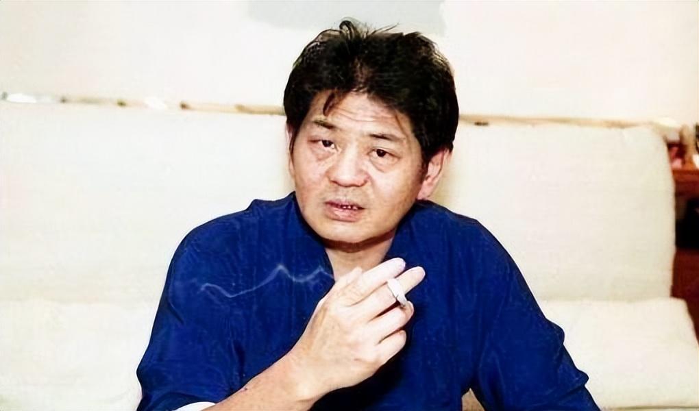 他年赚56亿拿20亿泡妞，别墅养着百位美女，晚年给儿子留26亿巨债