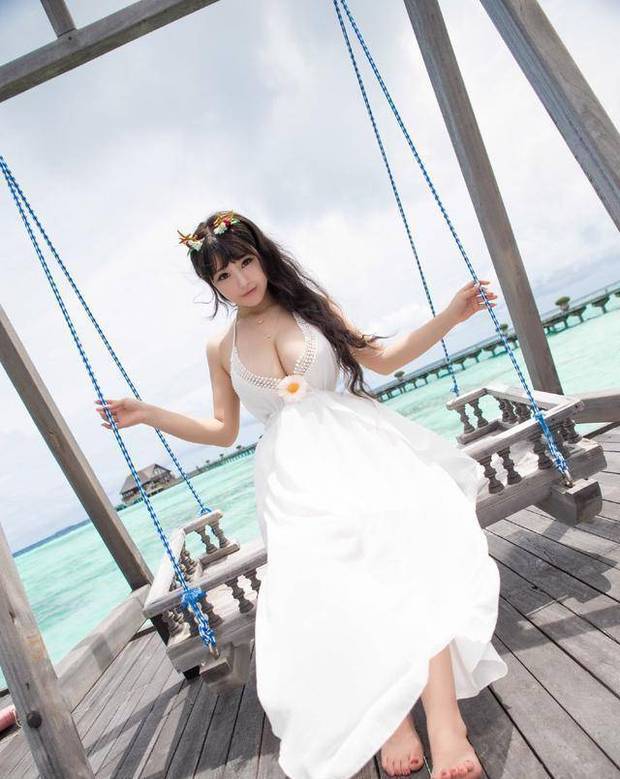 “椰肉”的美模娇艳如花，长裙遮不住她的风采