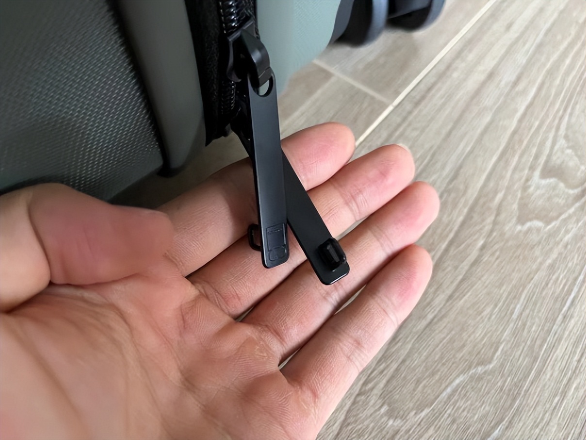 高端网红行李箱超轻28寸,旅行好搭档地平线8号行李箱测评