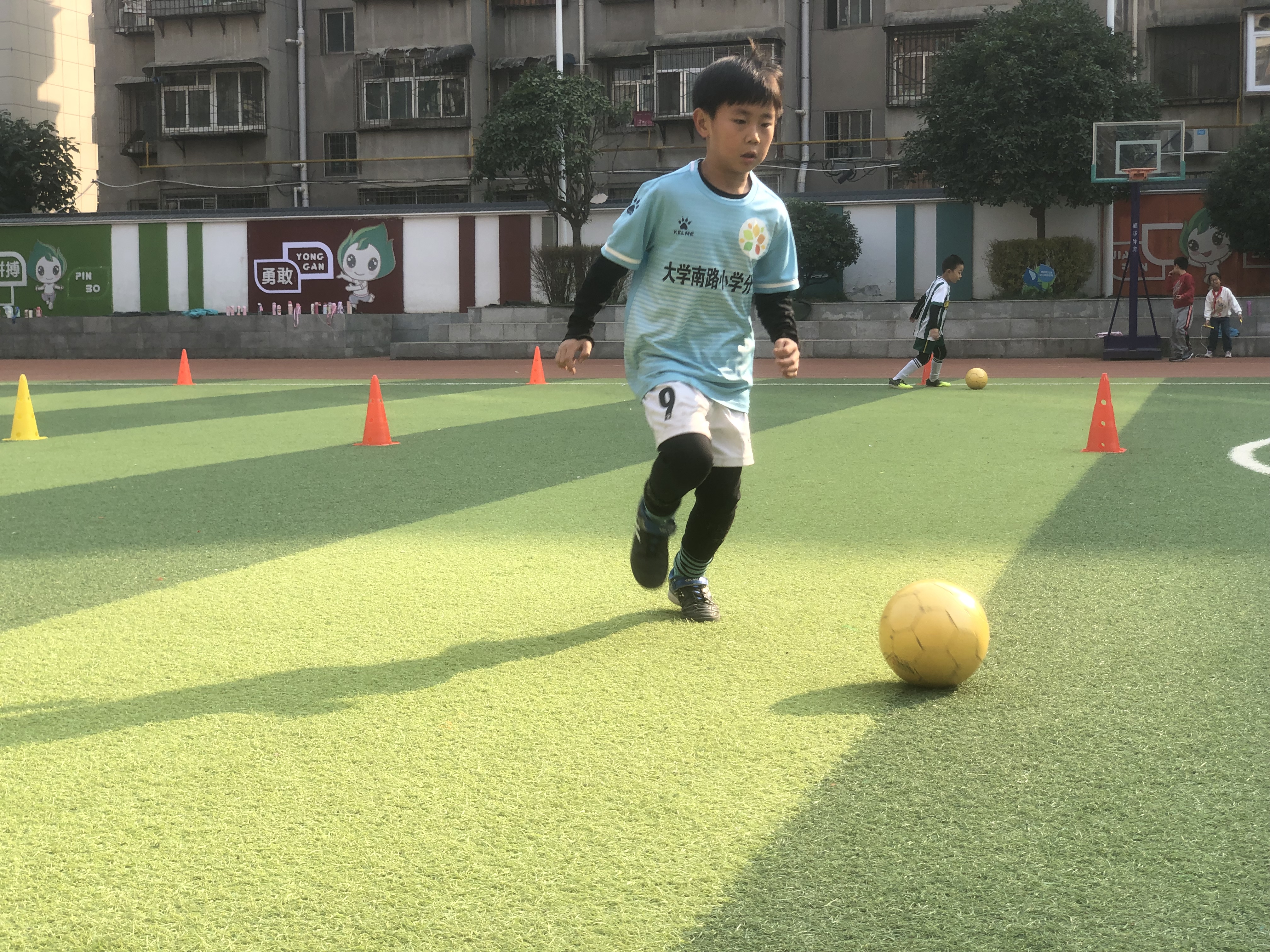 获评全国青少年校园足球特色学校西安市碑林区大学南路小学分校足球魅力势不可挡