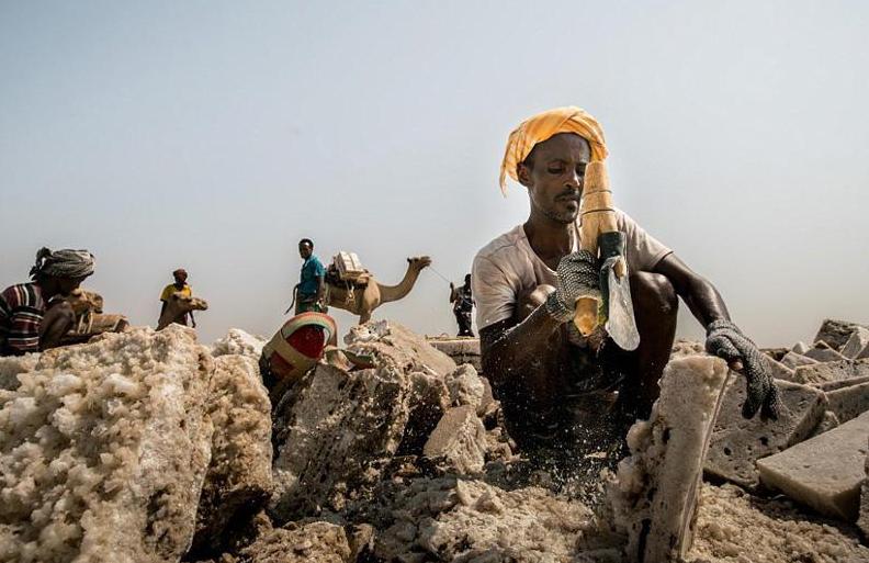 日薪60元的非洲采盐人，用命换钱，几年时间皮肤溃烂、耳聋失明
