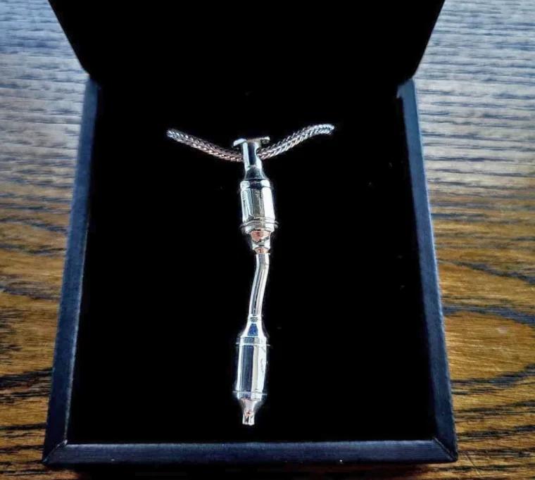 汽车排气管冒黑烟修得多少钱,汽车排气管烧一下多少钱