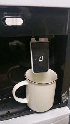 “老婆居然穿这种裤子出门，难怪大家都在看她，太丢脸了！”哈哈