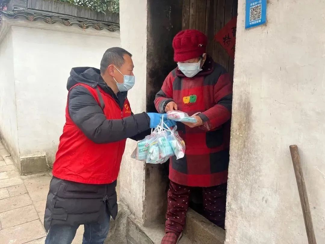 暖暖暖！建德向60岁以上老年人免费发放“防疫包”