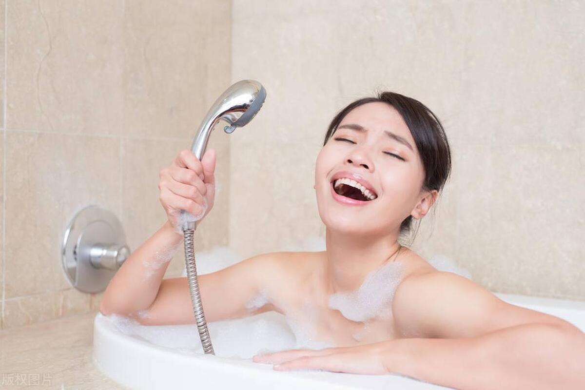 女裤每天湿湿的而且有异味是为啥,女性女裤有黄渍正常吗