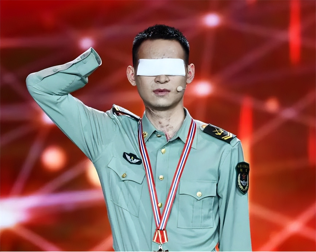 中国排雷英雄杜富国授勋仪式,排雷英雄杜富国八一勋章视频