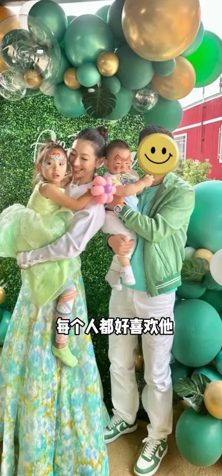 35岁女主持携父母定居美国，背20万包被指炫富，嫁富豪老公很幸福