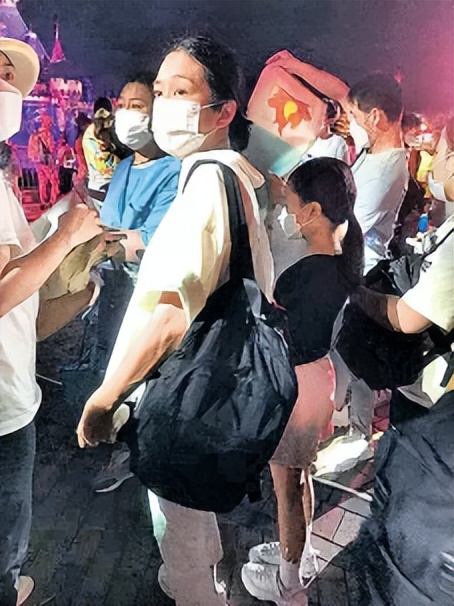 为嫁天王甘当隐形人，46岁高龄拼头胎！10岁独女罕见曝光，值了