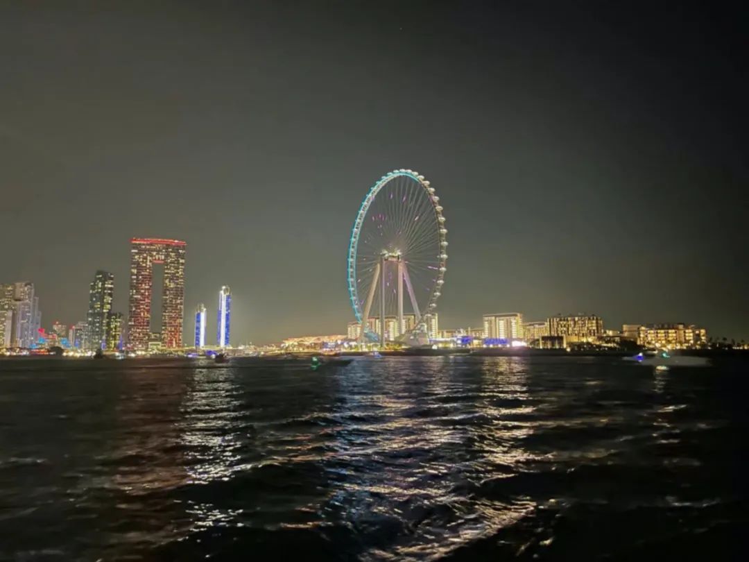 迪拜00后创业,迪拜创业月收入百万