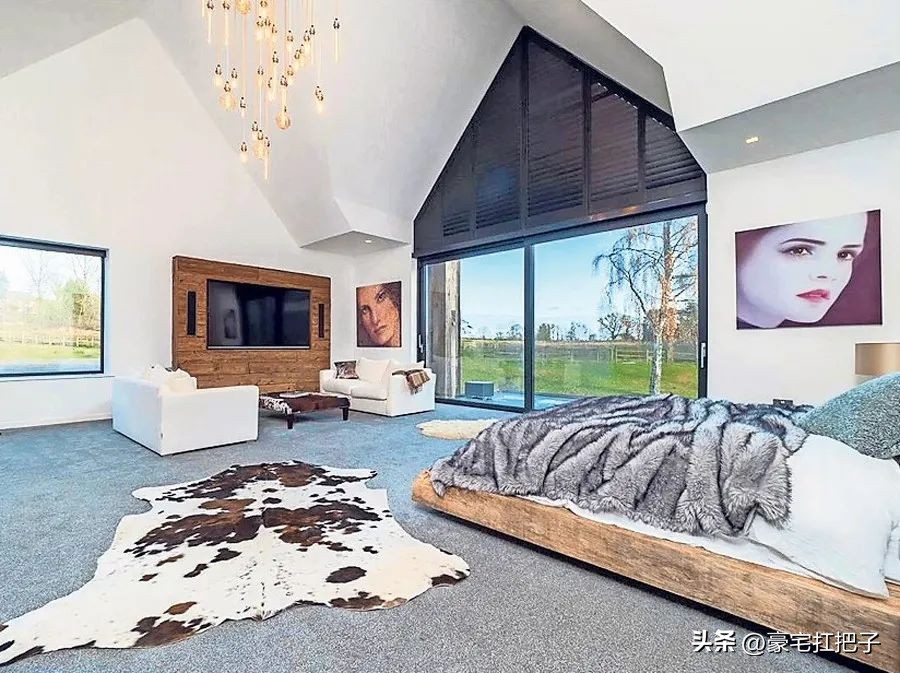 C罗9套豪宅曝光，女友花半小时才走到客厅，车库有超20辆顶级跑车