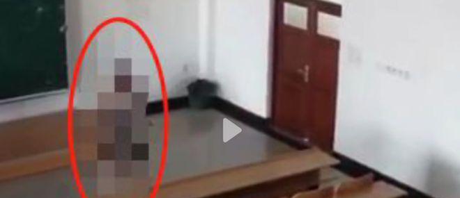 大学教室不雅视频视频曝光，女生的表情非常到位！