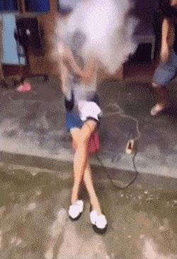 女子和同事打闹，用力过猛竟直接把*裤底**扯两半，羞得蹲地不敢起身