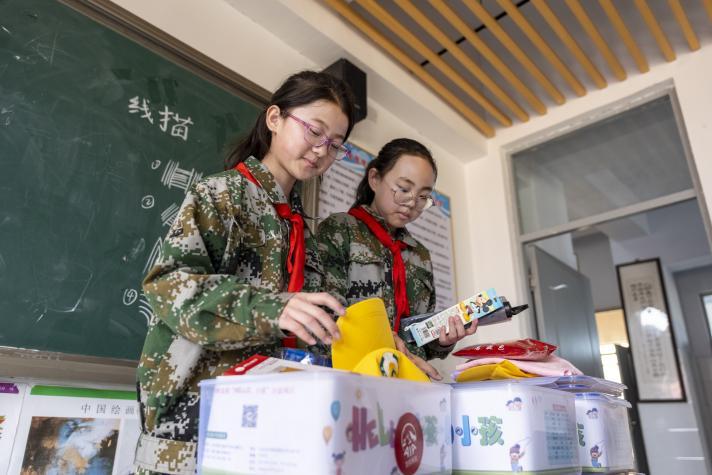 友邦友爱·守护春蕾平山县河渠希望小学“HELLO小孩”爱心套餐发放仪式举行