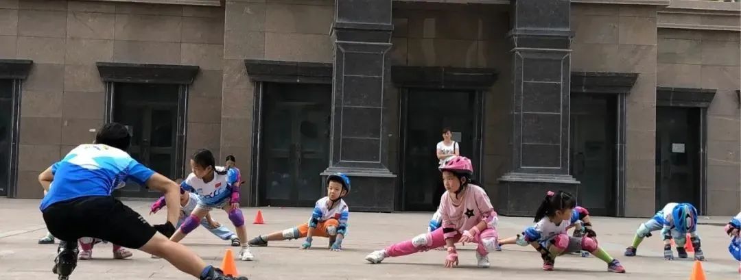 轮滑小女孩风火轮比赛进行时,原创空中滑步