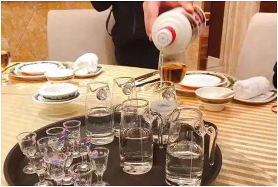 餐馆吃饭能自带酒水吗,去饭店吃饭一般可以自带酒水吗